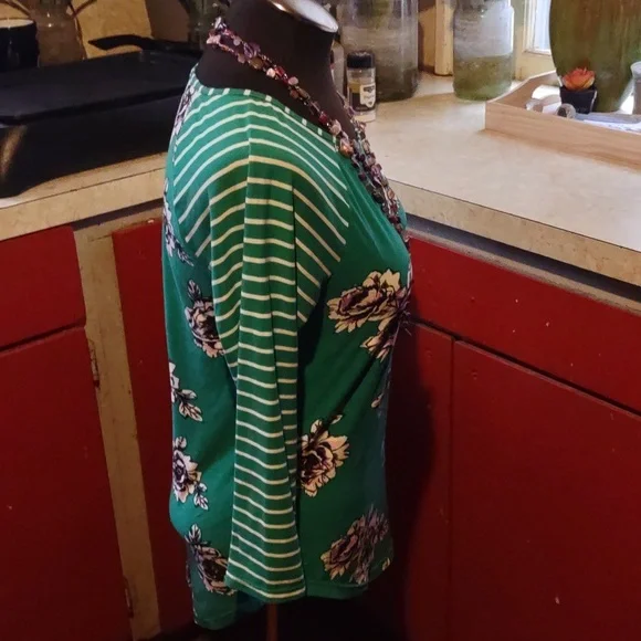 Spring/Summer Eye Candy Essentials Floral Green Women's Top with Necklace - Picture 9 of 12